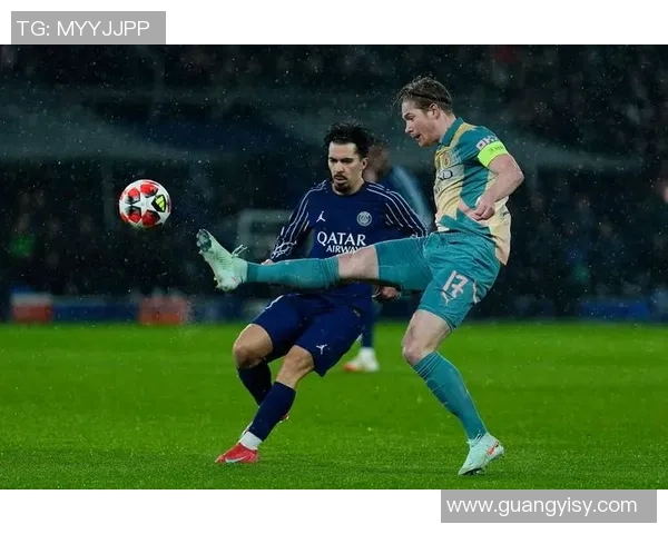 荷兰足球传奇球星风采壁纸展示，感受足坛巨星的精彩瞬间