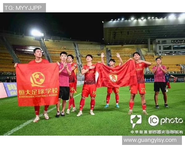 足球巨星倾力代言球衣架品牌 打造专属球迷收藏新风尚