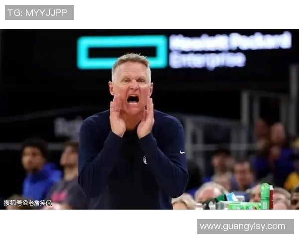 足球明星叉腰自信瞬间展现实力与风采 激励球迷追梦拼搏精神