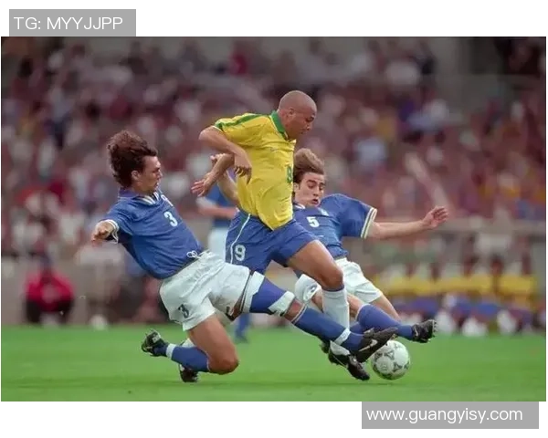 足球球星三个耳朵指的是谁 解析这一神秘称号背后的真相 足球球星三个耳朵指的是谁 解析这一神秘称号背后的真相