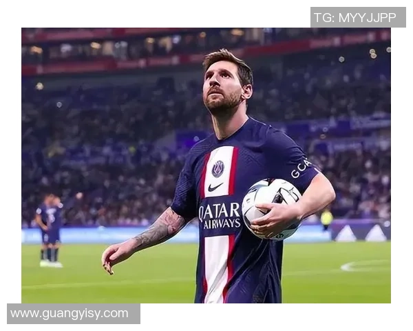 身穿蓝色球服的足球巨星是谁 他在赛场上的表现让人热血沸腾