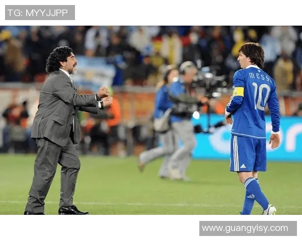 足球巨星们同框搞笑合影 笑料百出令人捧腹不止 足球巨星们同框搞笑合影 笑料百出令人捧腹不止